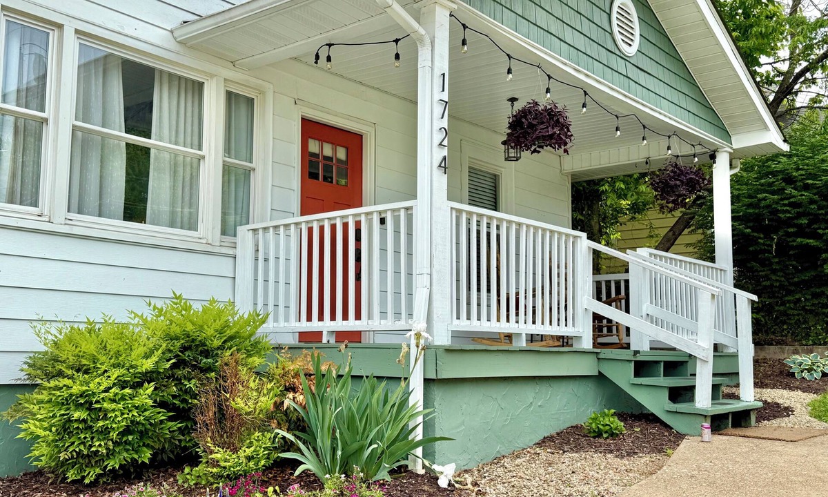 Knoxville House | SoKno Sage Cottage- 3 BR, pup-friendly, just 5 minutes from UT-King-sized bed!
