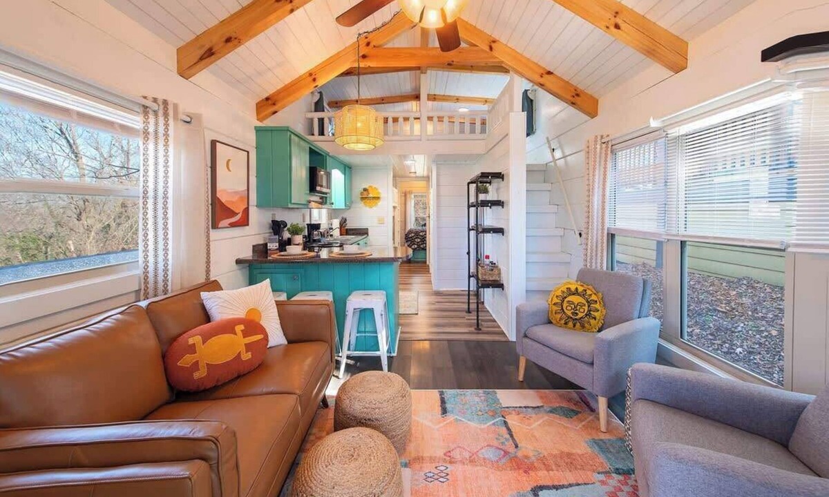 Lookout Valley Neighborhood Association Cabin | Sophie Cabin Bright Tiny Log Charm Close to Dwntwn