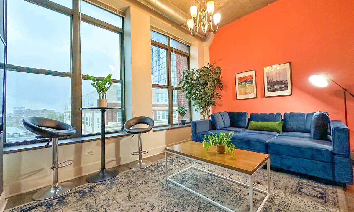 Near South Side Hotel | Spacious 2BR in Chicago Near McCormick Sleeps 8