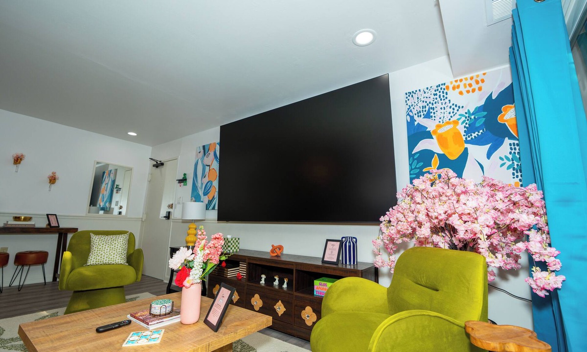 Alexandria Condo | Spacious 3BR condo in Alexandria w/100" TV and free parking