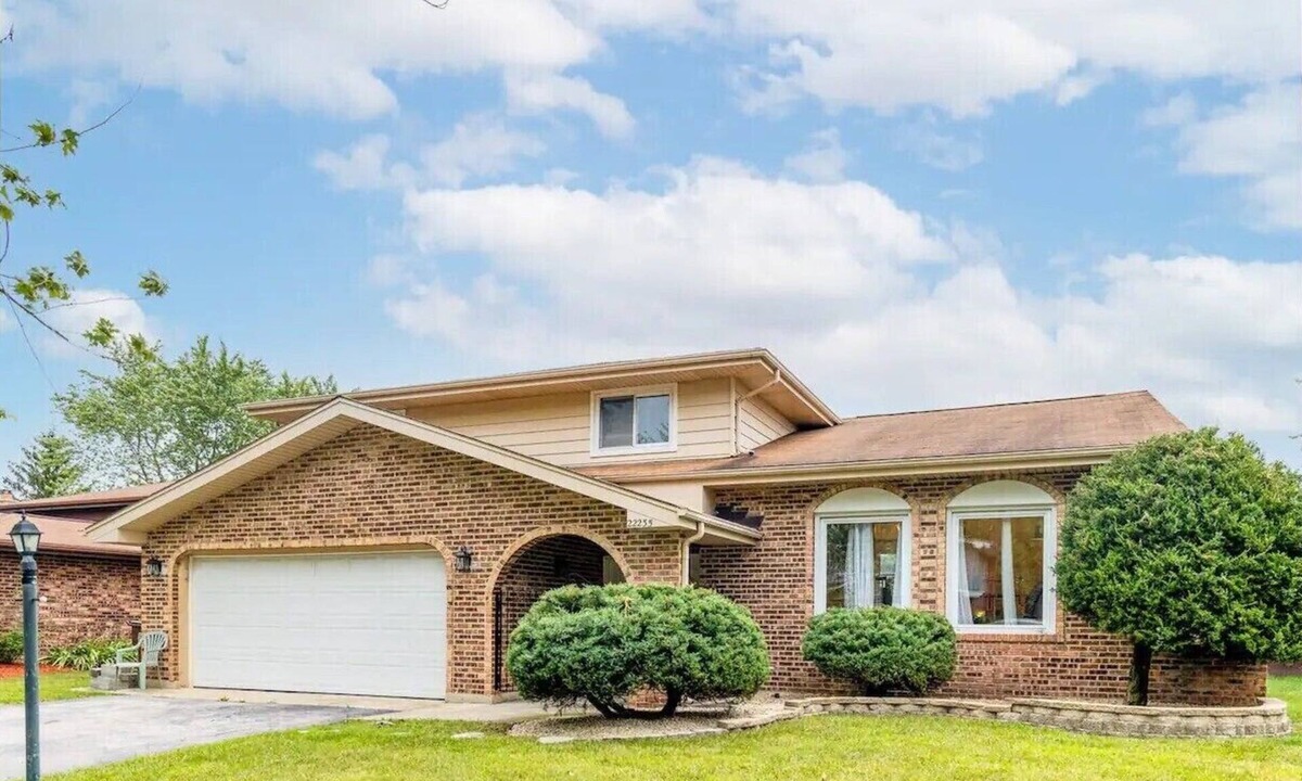 Richton Park House | Spacious 3br home near Chicago, fenced yard for pets