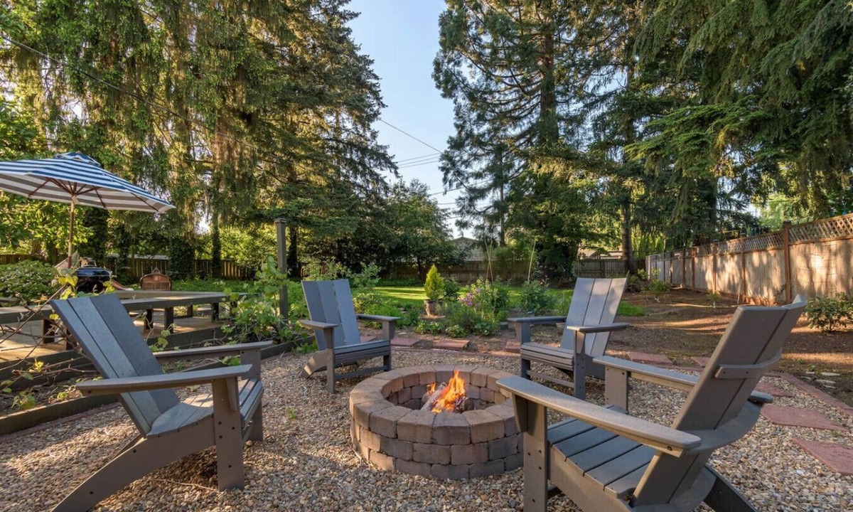 Central Oregon House | Spacious 4 bedroom home close to Stadium, University. Private yard. Free parking