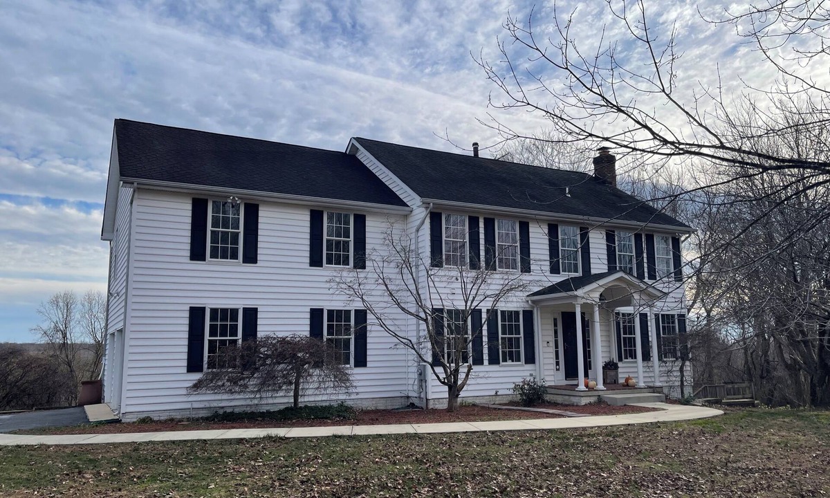 La Plata House | Spacious 4-bedroom house with pool access in La Plata with beautiful nature view