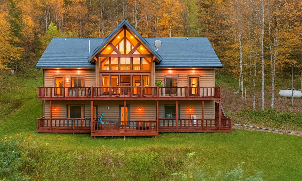 Slaty Fork House | Spacious 4B w/private Loft Minutes from Snowshoe
