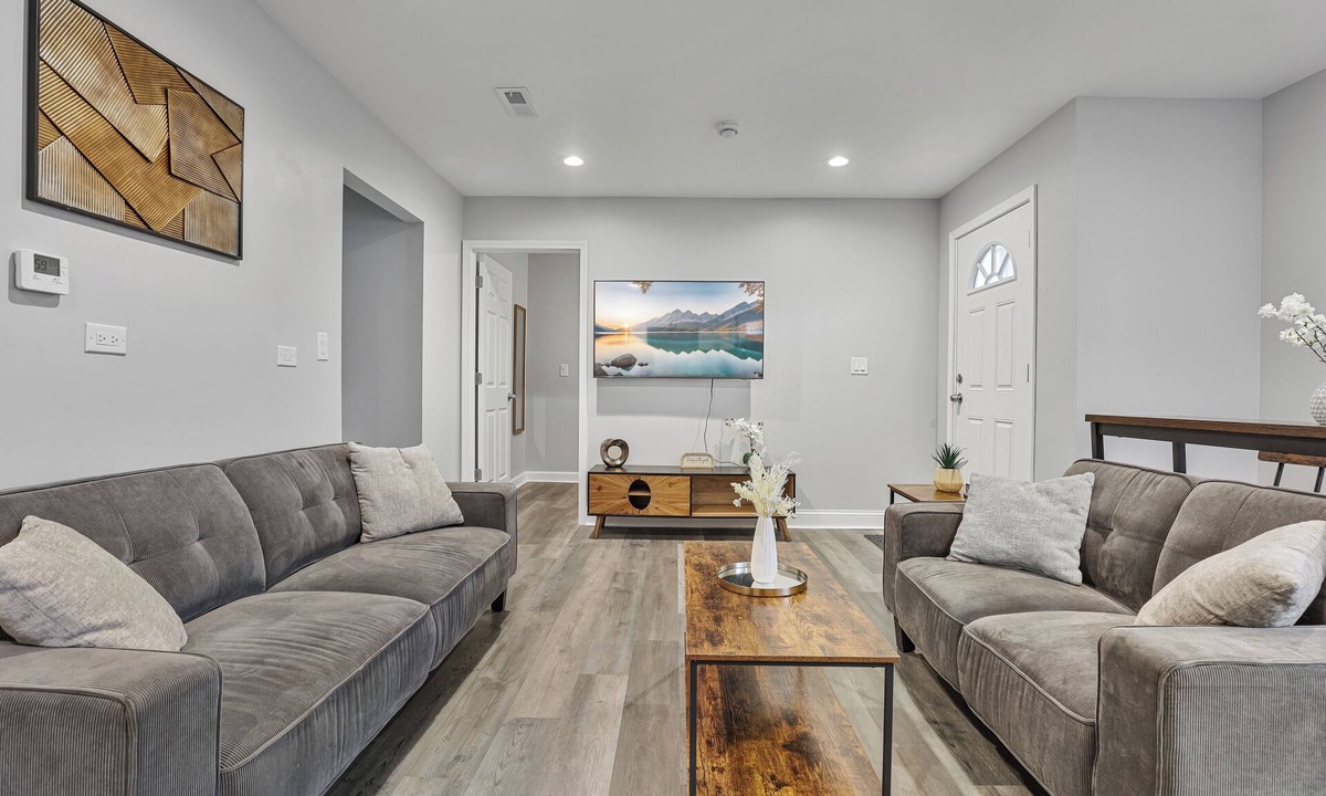 Bensenville House | Spacious 4BD 2BA/Bensenville with AC
