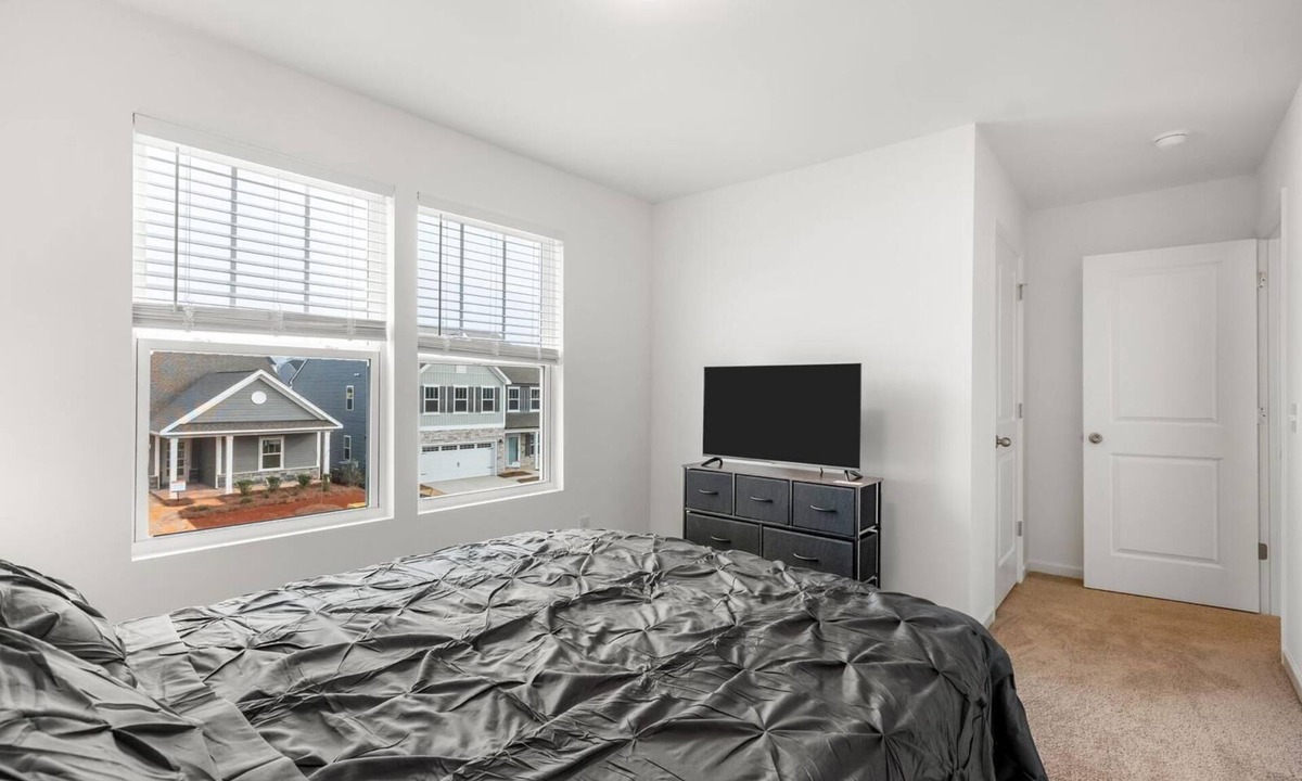 Ruffin House | Spacious 5-bedroom house access to Gym and two Pools