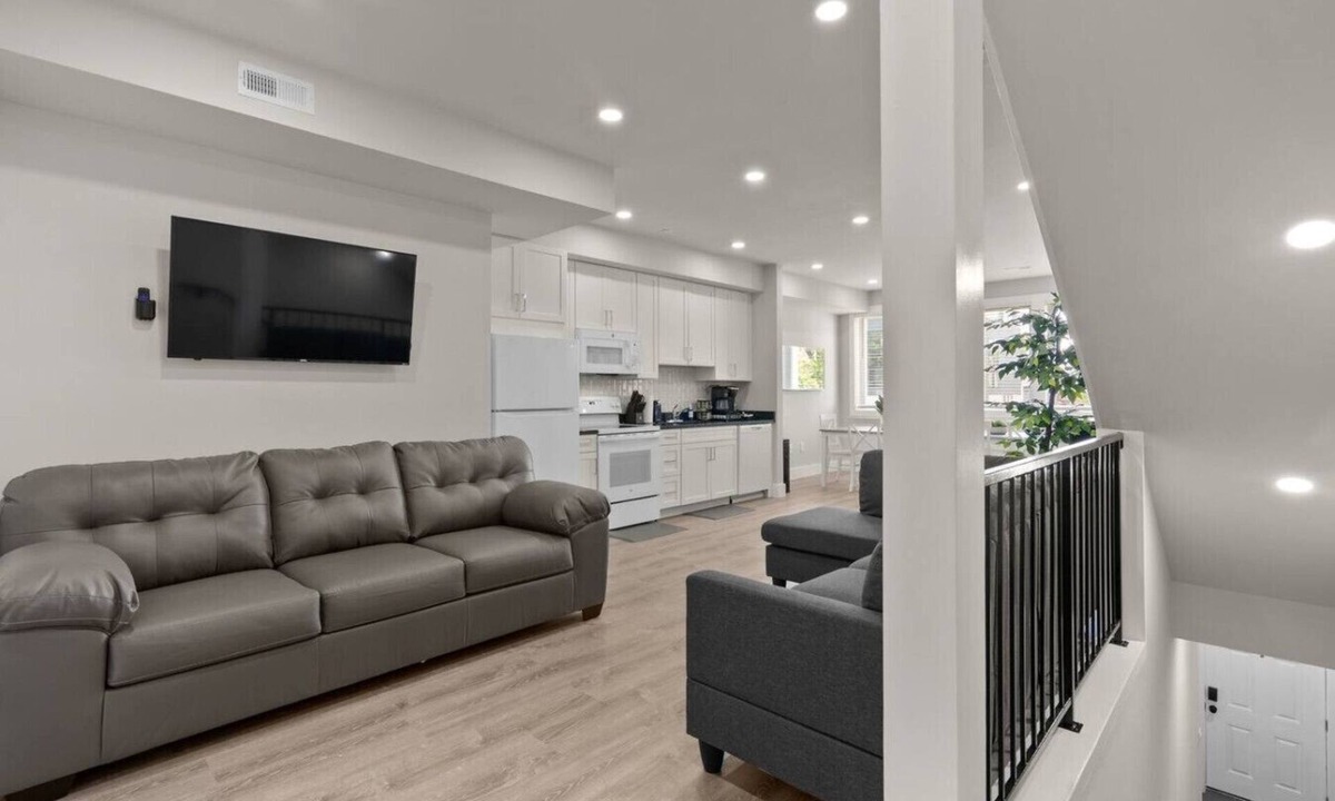 Kingman Park Hotel | Spacious 6BedroomHome+GarageParking+H StCorridorDC