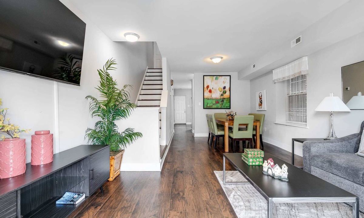 Richmond House | Spacious 6BR Family Sleeps Groups Parking