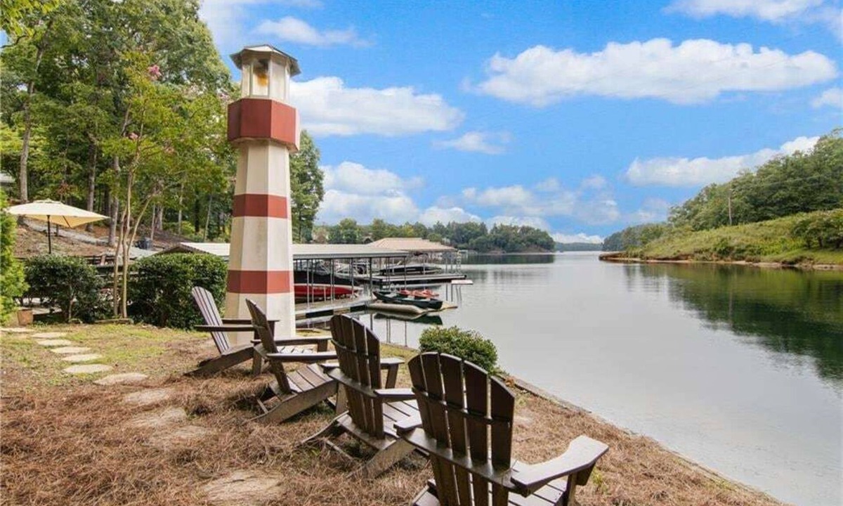 Six Mile House | Spacious 6BR Greene Lodge on Lake Keowee, perfect for family getaways!