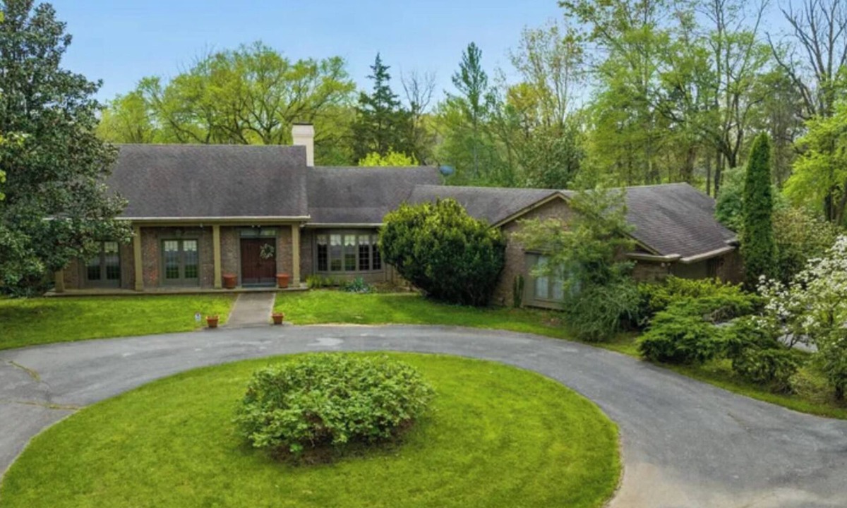 Keene House | Spacious 7 bedroom home in the heart of the Bourbon Trail. Pool and Game Room!