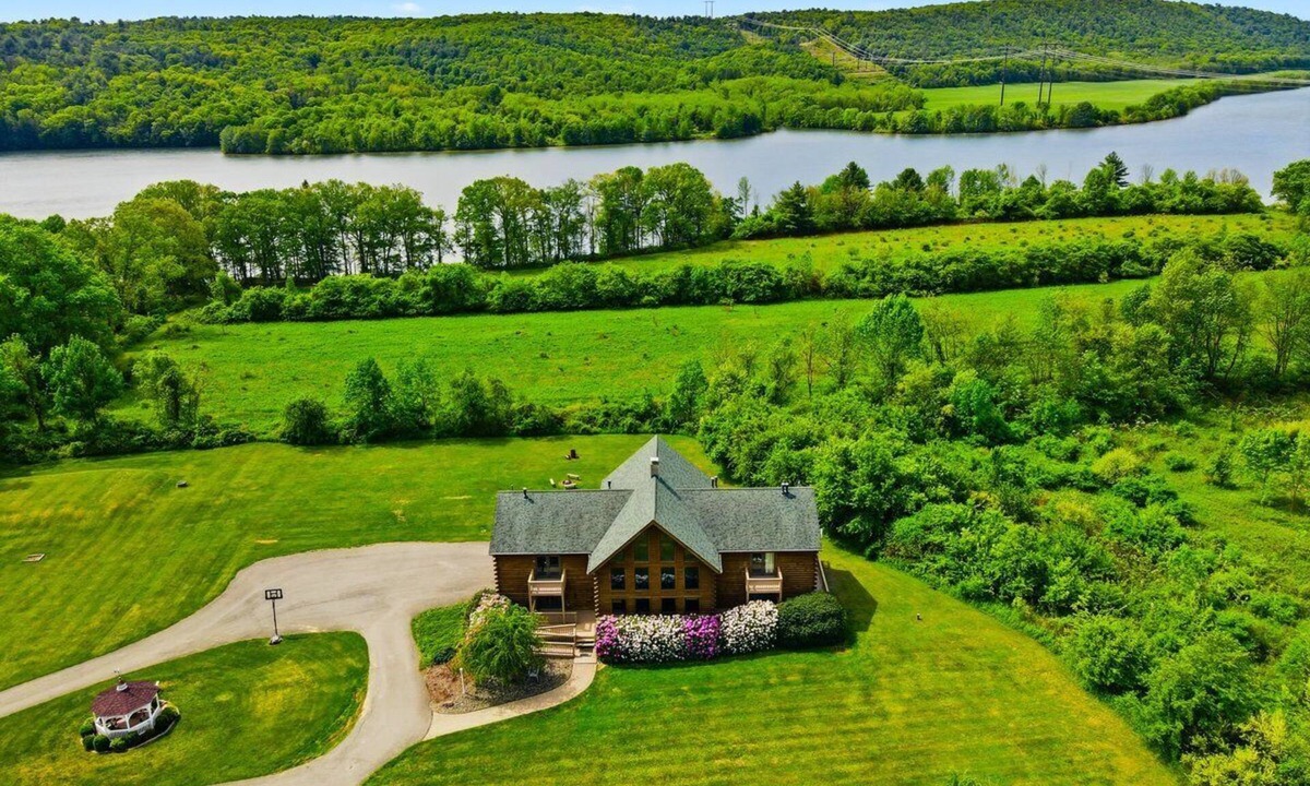 Aquashicola Cabin | Spacious 8BD/7BA lodge Beltzville Lake, firepit, kayaks, pet-friendly, Poconos