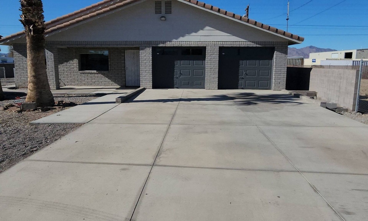 Fort Mohave House | Spacious Ample Parking Across from shops & Fast Food. Multiple Family Friendly
