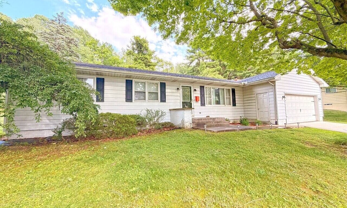 Coshocton House | Spacious and Close to Local Favorites