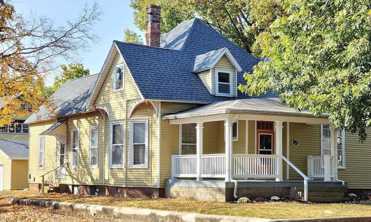 Terre Haute House | Spacious, comfortable 3BR home near ISU with a king bed, fully equipped kitchen, dining room, and fast Wi-Fi. Ideal for work crews, families, or longer stays. Centrally located with easy access to downtown, ISU, Union Hospital, and I-70.