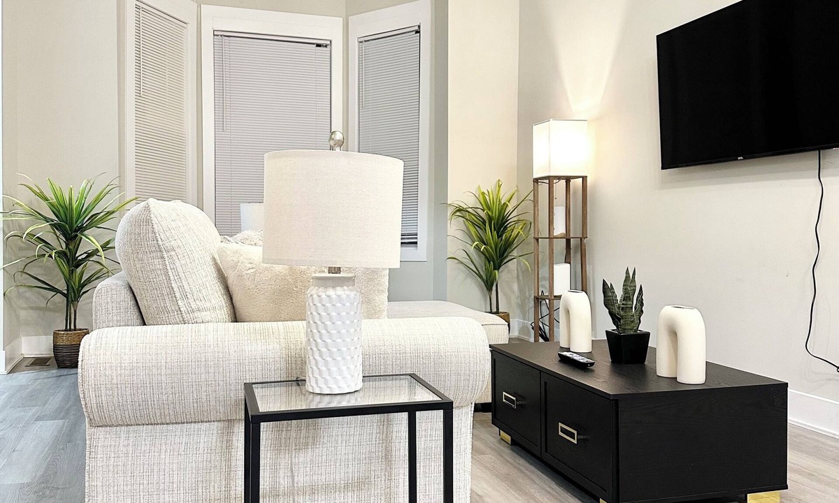 East Garfield Park Apartment | Spacious Contemporary 3bd/2ba Duplex Down in Chicago 8 Mins from Downtown 1F