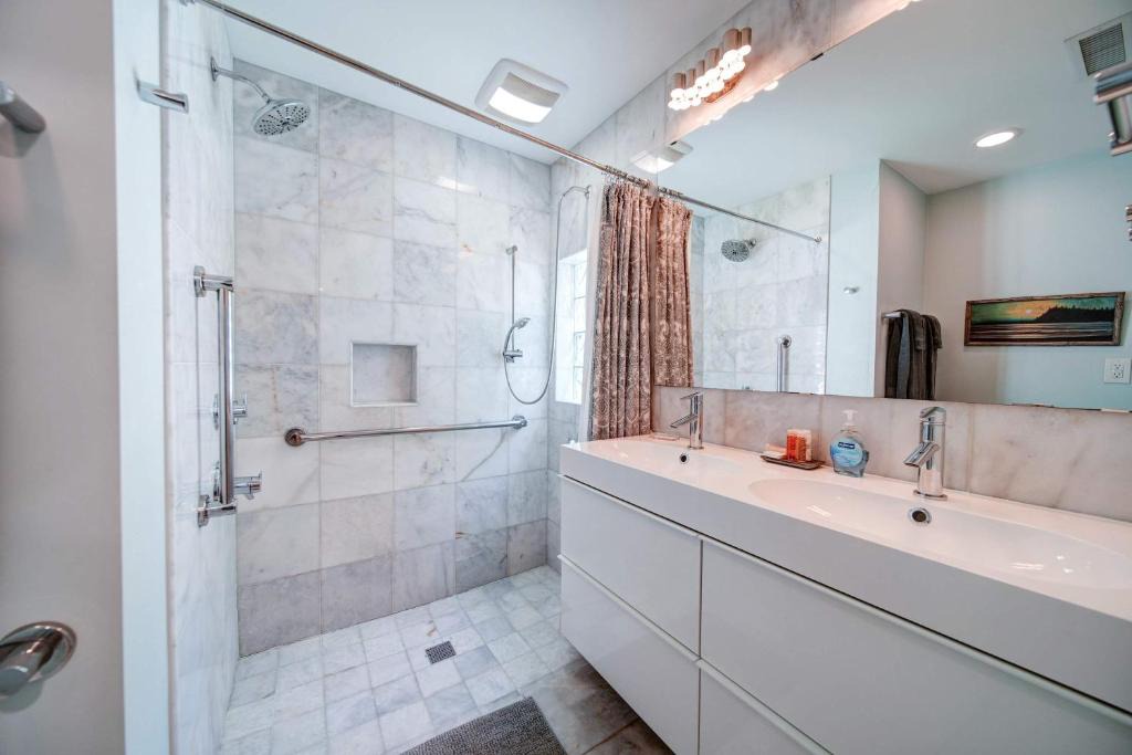 Cherry House | Spacious Conveniently Located 1BR in Myers Park
