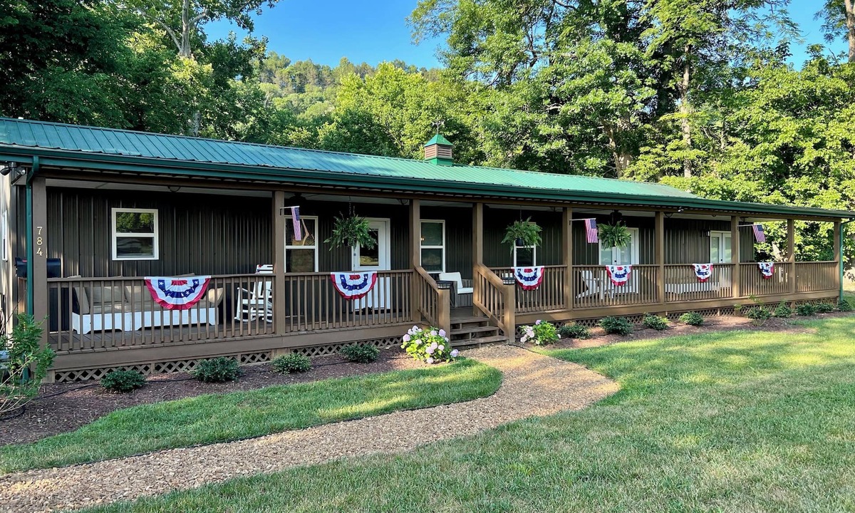 Jamestown Cabin | Spacious fully equipted 5-bedroom Riverfront Cabin on the Cumberland River.