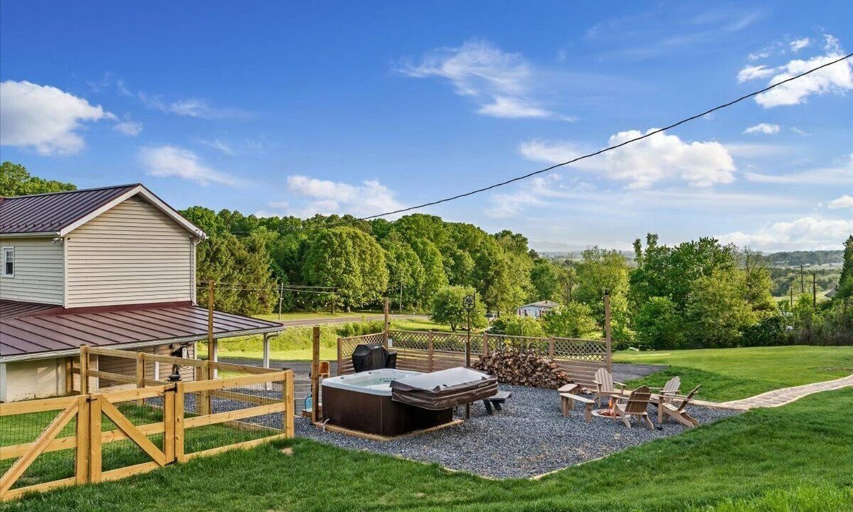 Rileyville House | Spacious & Fun Family Oasis ~ Games ~ Hot Tub ~ View