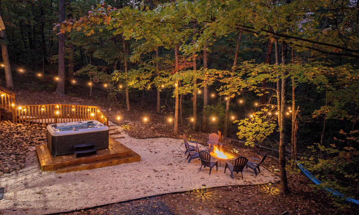 Mount Jackson Ski Chalet | Spacious Getaway: Nature, HotTub, GameRoom & Dogs