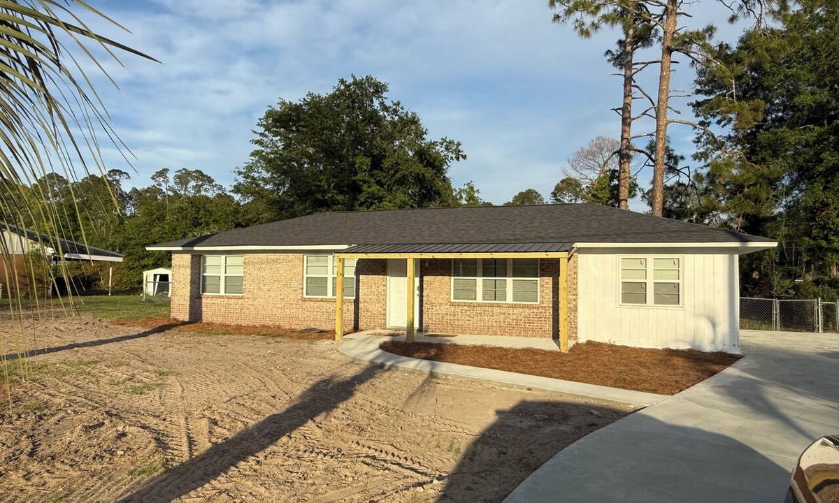 Hazlehurst House | Spacious Hazlehurst Home 4 Bedrooms + Huge Fenced Backyard