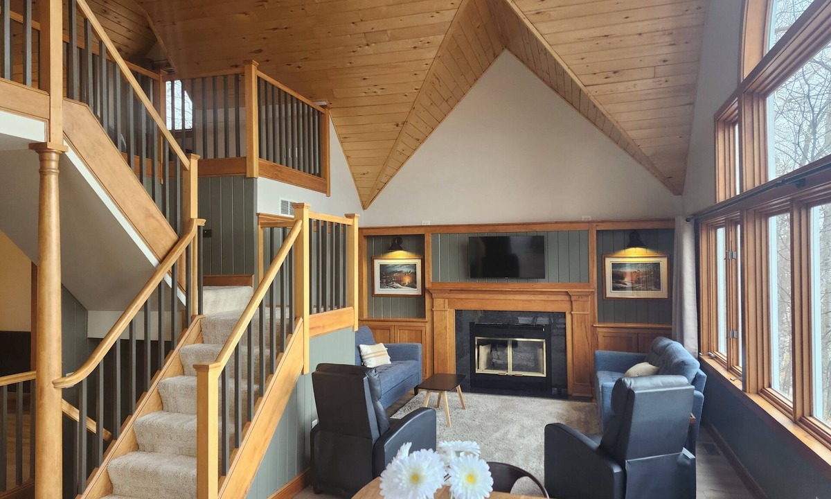 Outing Cabin | Spacious Lake Roosevelt Cabin- Hooked on Roosevelt - Pontoon Rental