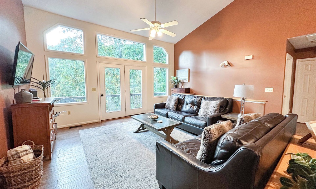 Massanutten House | Spacious Mtn Chalet - Hot Tub & Minutes from Slopes, Trails, & Wineries