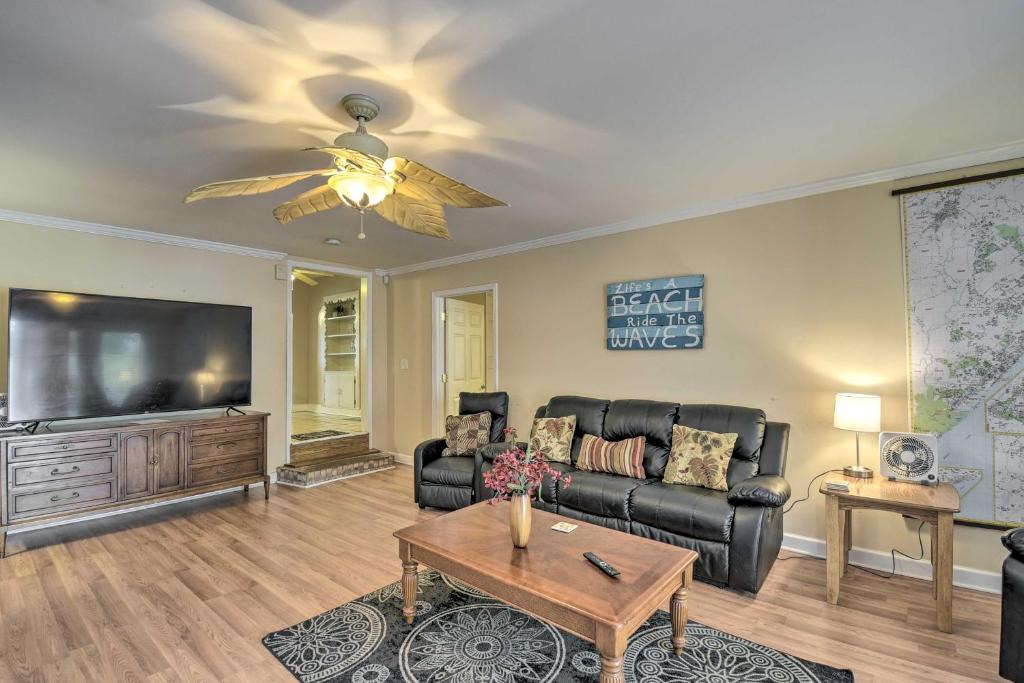 Myrtle Beach House | Spacious Myrtle Beach Home 2 Blocks to Shore