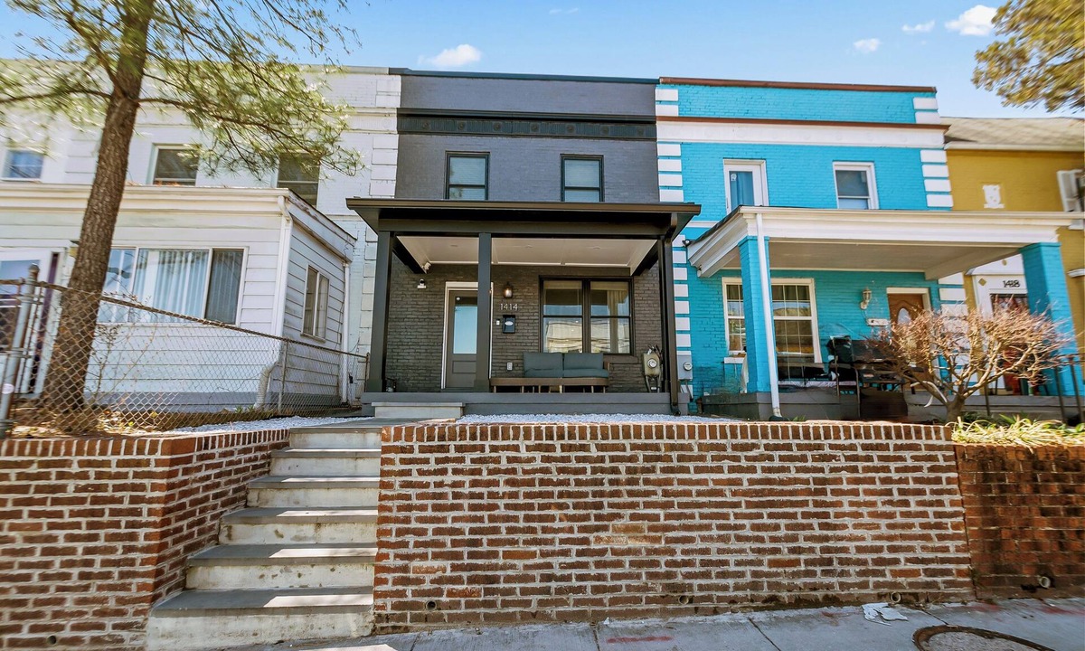 Columbia Heights House | Spacious NW DC home w/parking sleeps 14