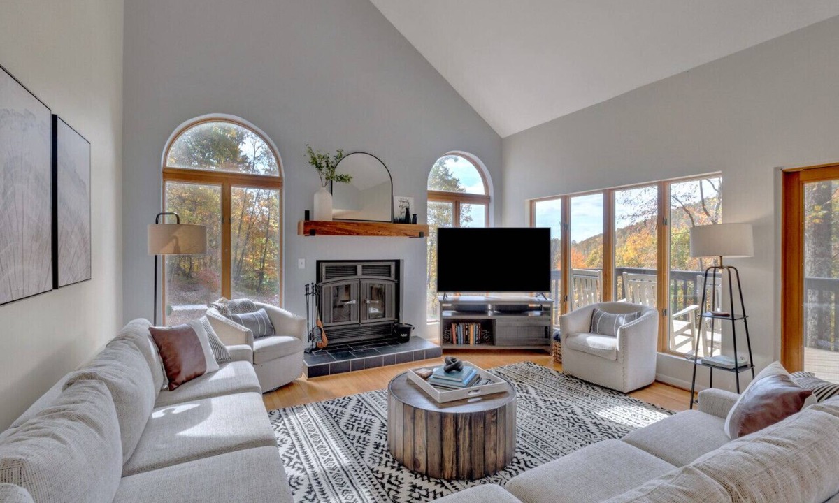 Roseland House | Spacious, private, four-season home built on mountainside with great proximity to Wintergreen, breweries, cideries, and hiking