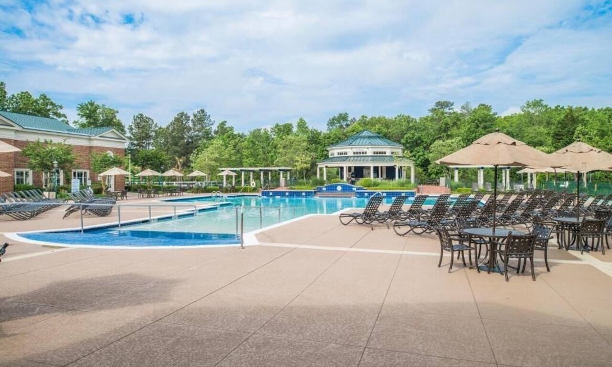 Berkeley Hotel | Spacious Retreat – 2 Units for Family Stay + Pools & Sports Facilities