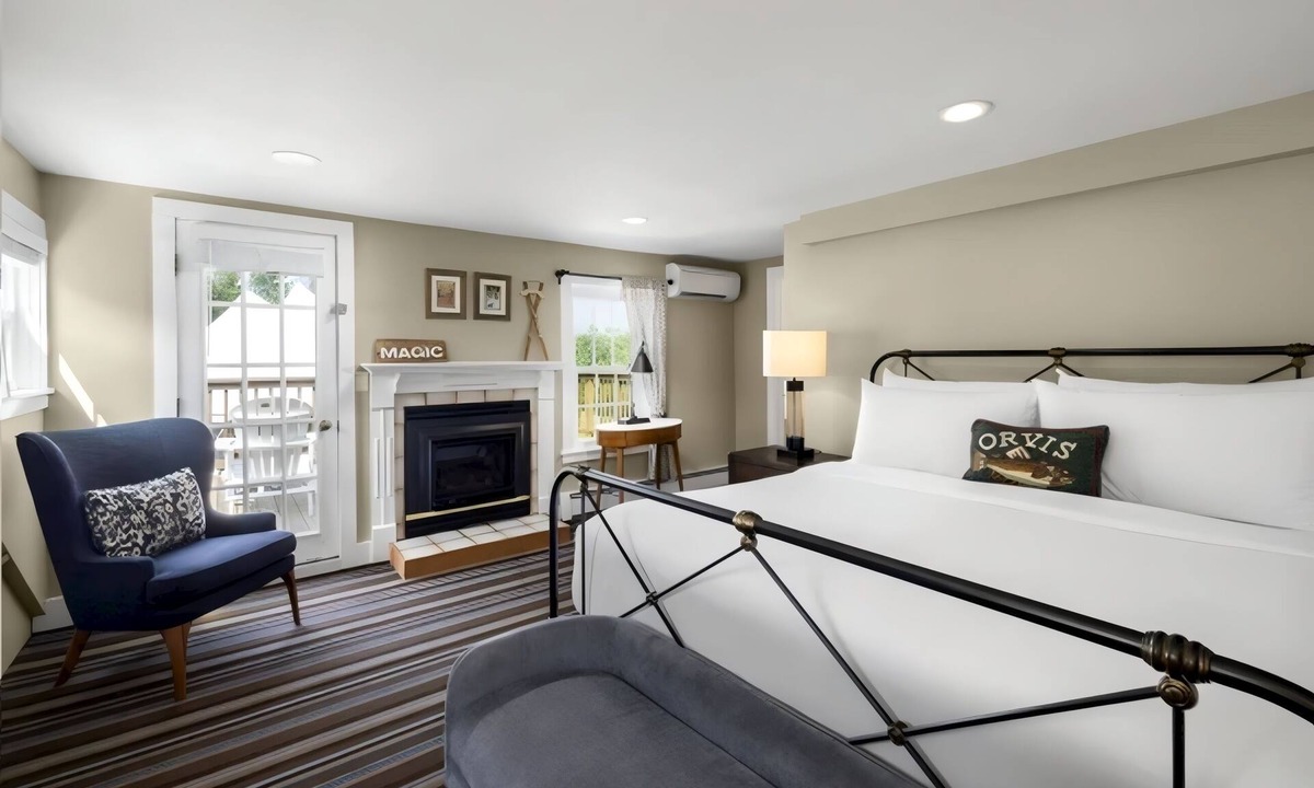 Manchester Hotel | Spacious Suite Perfect for Relaxation in Manchester | Pool, Restaurant, Bar