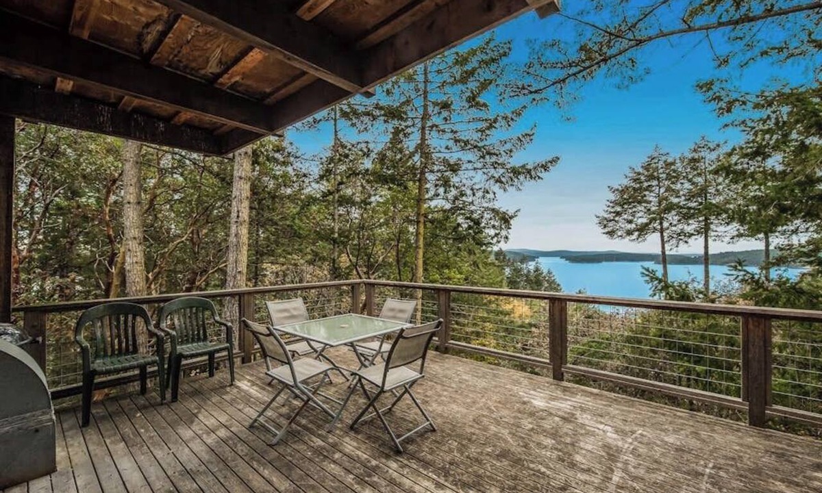 Orcas Cabin | Spectacular Waterfront Cabin in Eastsound with Private Deck and Mountain Views