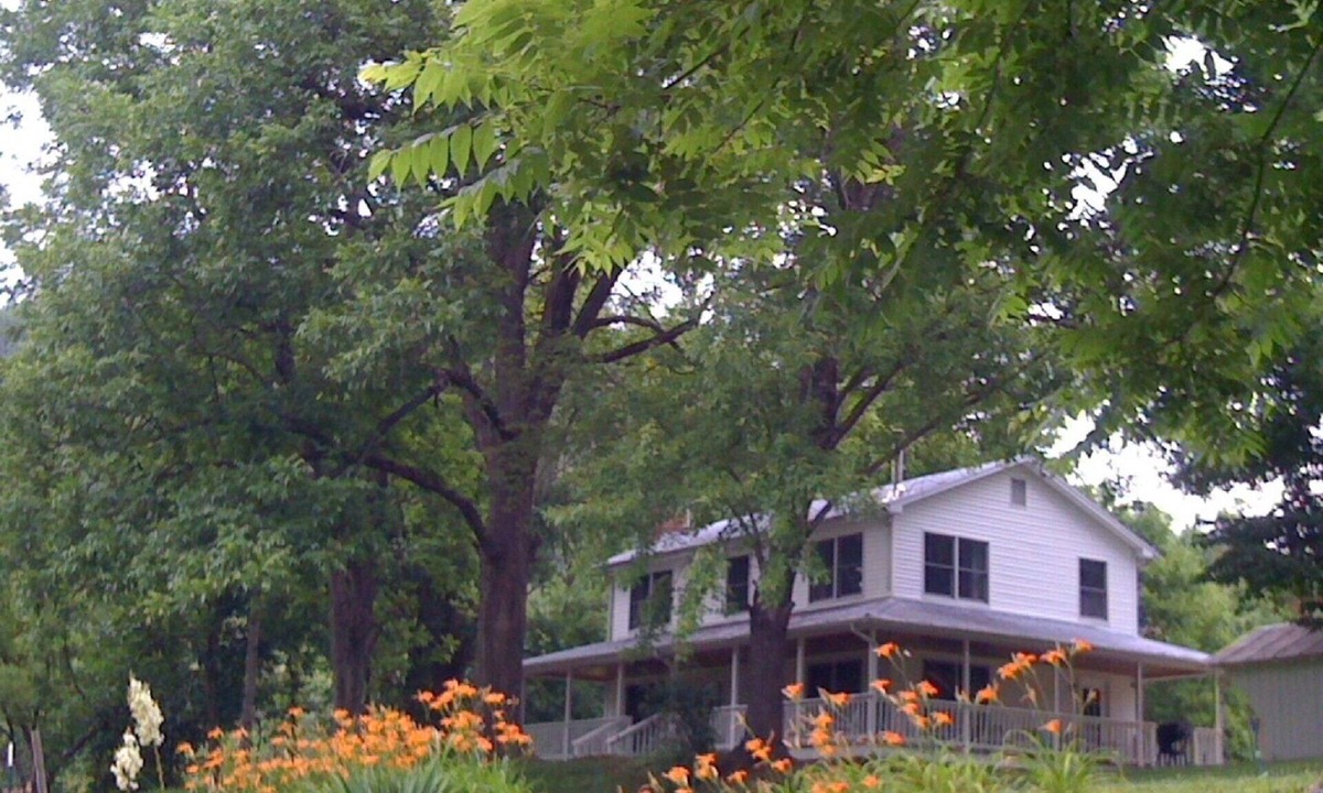 Sevierville Cabin | Spence Cove River Farmhouse ~ Fish, Swim, Tube, Right on the River!