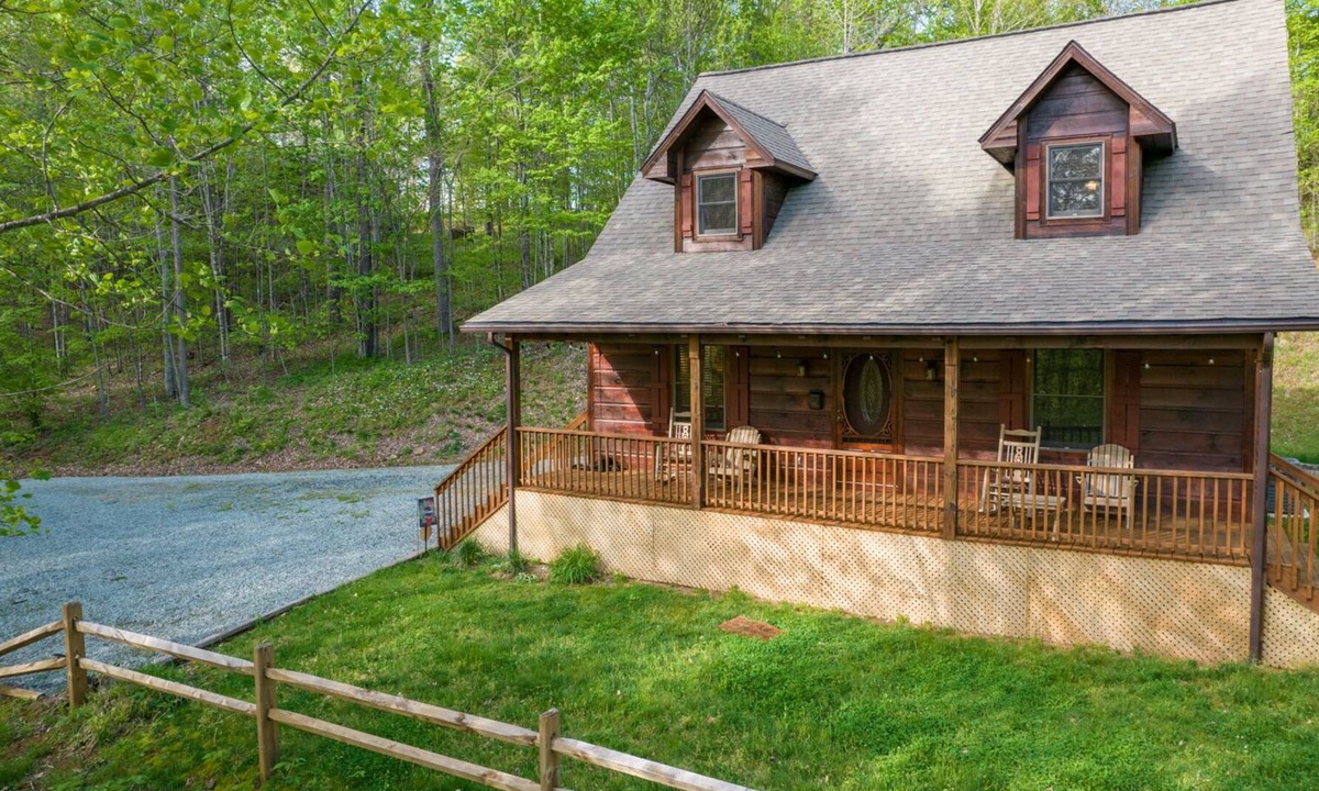 Todd Cabin | Stay at The GOAT! New listing between Boone and West Jefferson!
