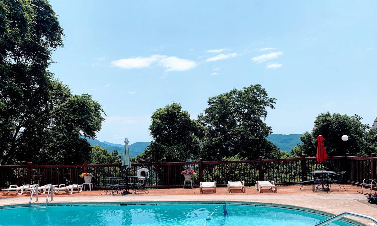 East End - Valley Street Condo | Stay Awhile: Views + Pool + Downtown in 5