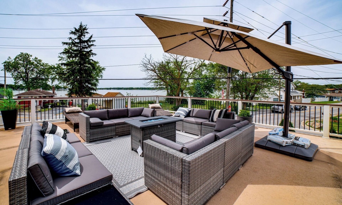 Cedar Lake House | Steps to Cedar Lake! Group Getaway w/Game Room