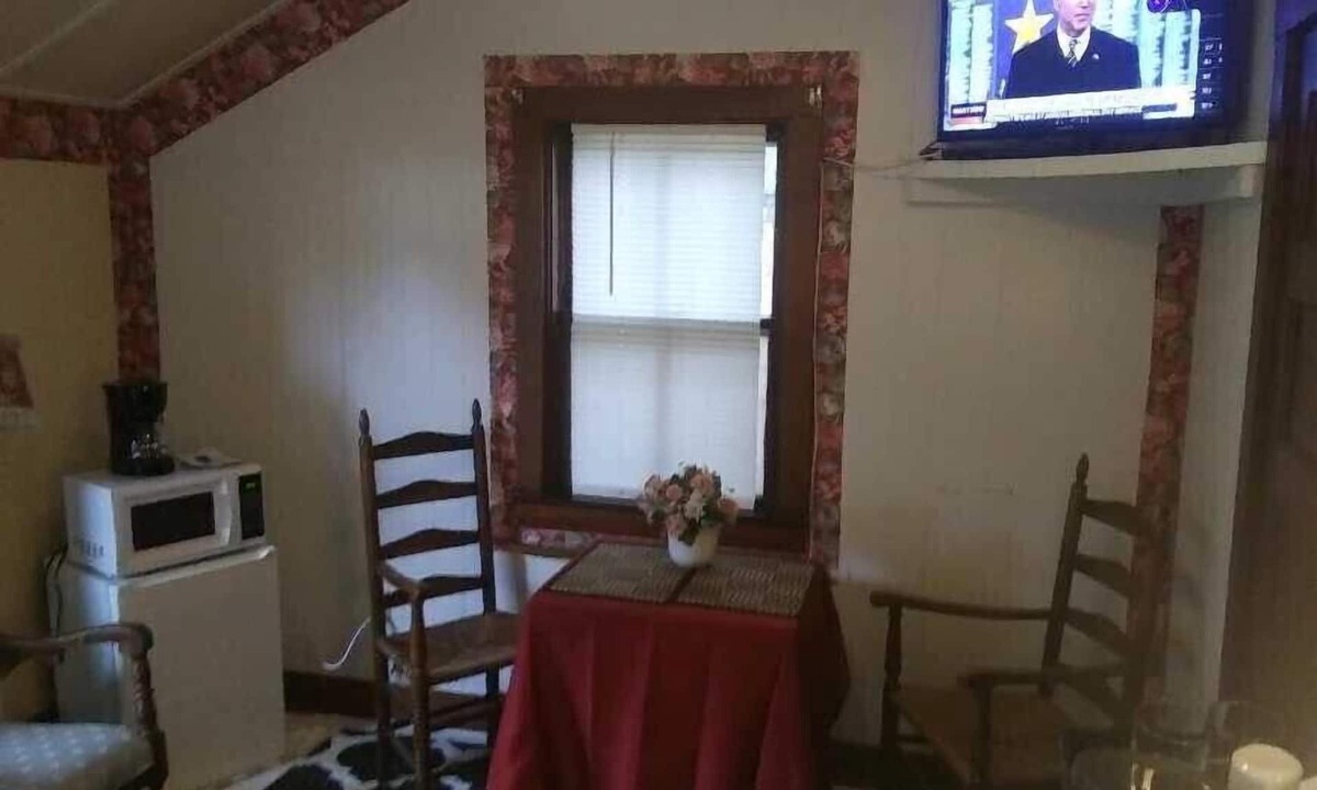 Hyannis Apartment | Studio COTTAGE #1- WALK to Keyes Memorial BEACH Barnstable- Hyannis
