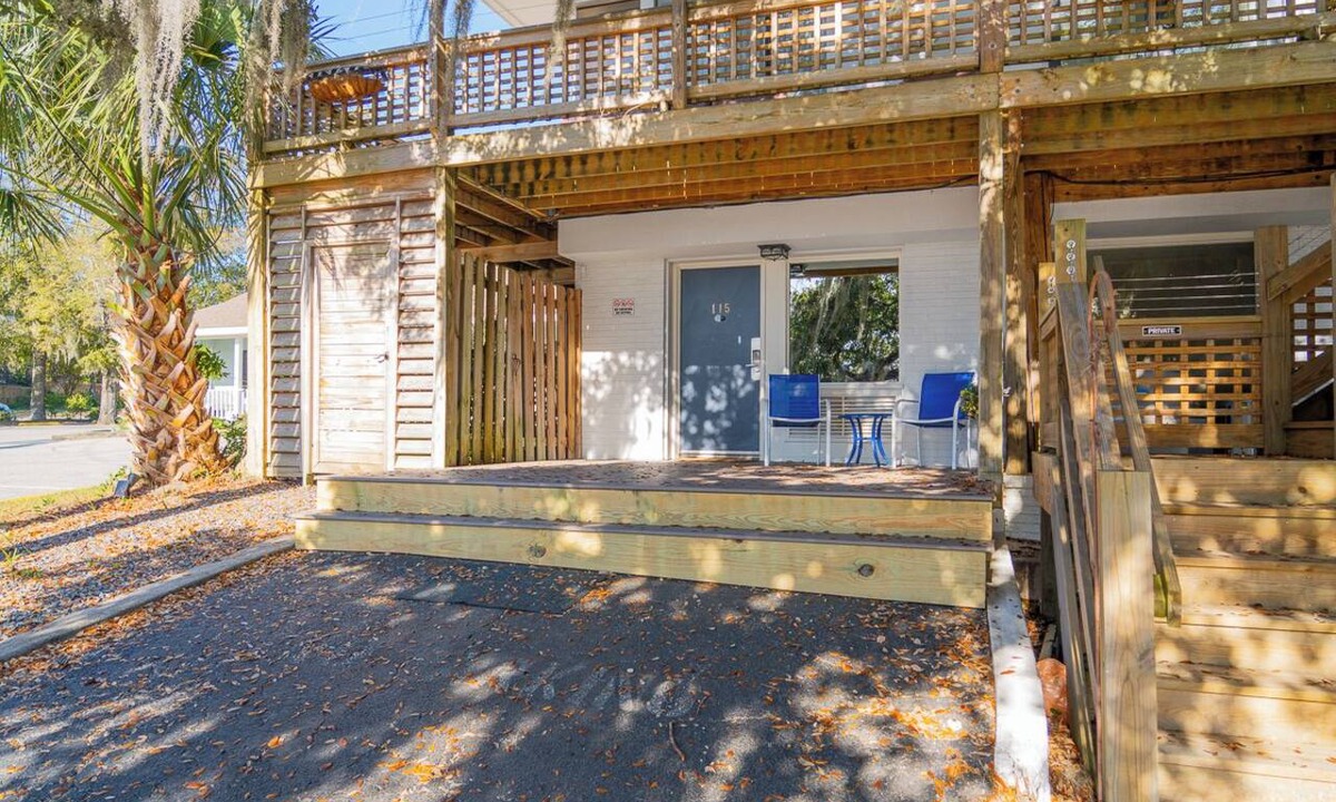 Airlie Condo | Studio w/Marina Views & Pool! Walk to Waterfront Dining!