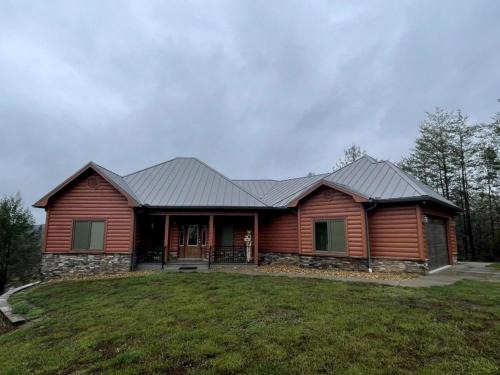Tellico Plains House | Stunning Cottage with Game Room, Spa Bath and Barbecue in Tellico Plains, Tennessee