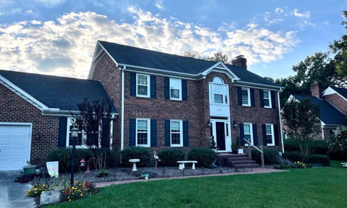 High Point House | Stunning home located in the heart of the Triad with an immaculate outdoor area and updated furnishings.