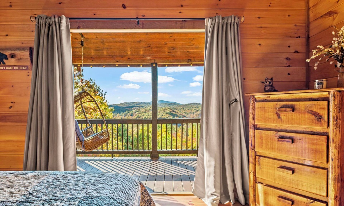 Mineral Bluff House | STUNNING mountain views facing sunset, hot tub, 3 king bedrooms + attached baths