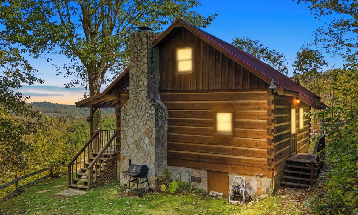 Lansing Cabin | Stunning Mountain Views! Secluded Log Cabin with Hot Tub near West Jefferson