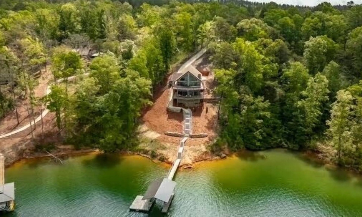 Arley House | Stunning Smith Lake Retreat Dock Sauna 5BR Sleeps 14 Arley Area
