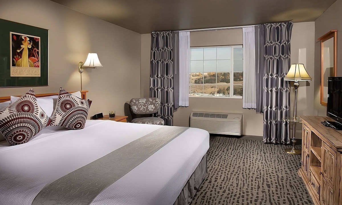 Pullman Hotel | Stunning View of Pullman! Spacious Room w/Free Breakfast, Free Parking, Pool