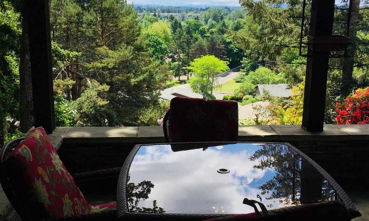 Central Oregon House | Stunning Views, 2 BR 2 BA Convenient to UO, Autzen and The Springs