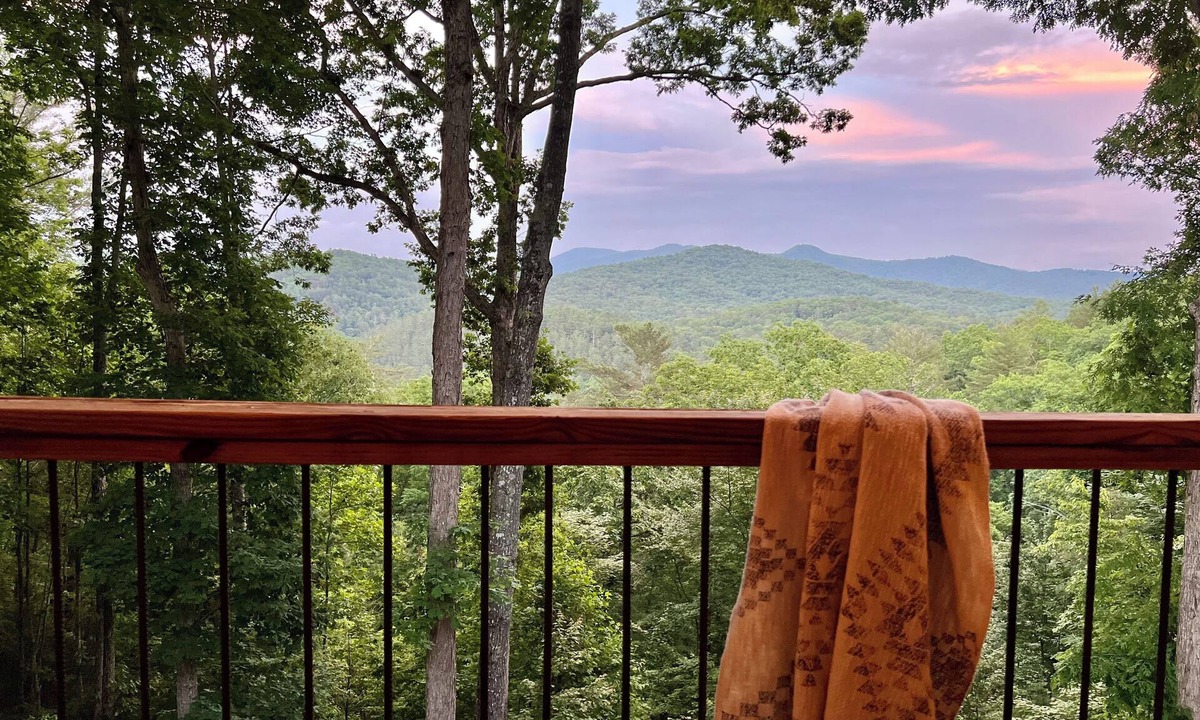 Raccoon Ridge Cabin | Stunning Views over Aska +Hot Tub & Firepit +Arcade and Pool table +Near Toccoa