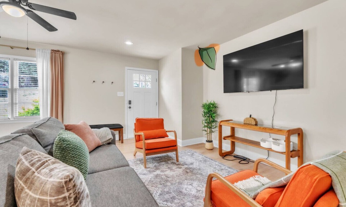 Arcadia House | Stylish 3BR Home w/Huge Yard - Modern Furnished