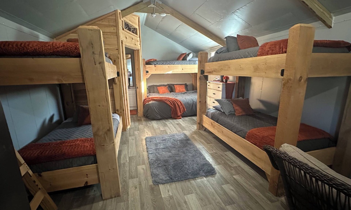 Winona Cabin | Stylish Newly Remodeled Cabin. Sleeps up to 7. Direct Access to Brimstone. Pets