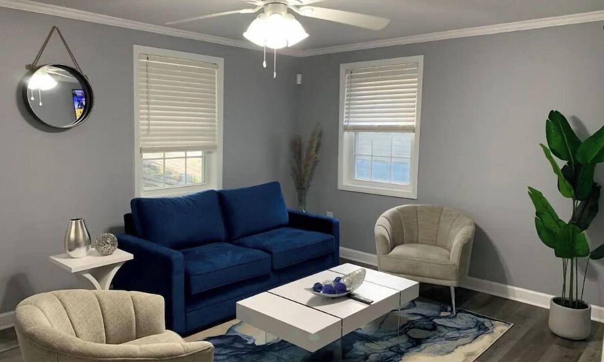 New Irving Park House | Stylish One Bedroom home 5 min away from Downtown.