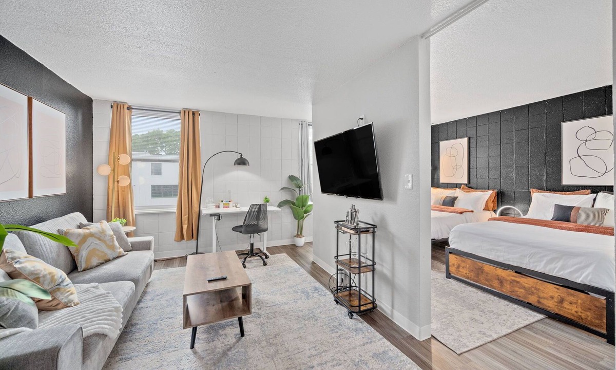 Corryville Apartment | Stylish studio+ Prime Location Cincinnati + workspace + fitness room + smart TVs